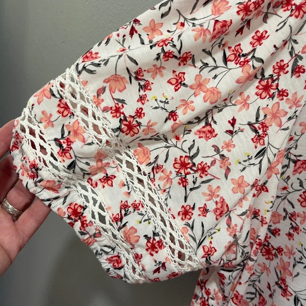 Bloomchic Woomen's 22/24 V-Neck T-Shirt with Lace Details White with Pink Floral - Picture 5 of 16